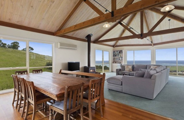 ACACIA BRAE - spectacular views + family home