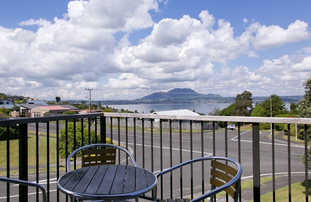Acacia View at No. 3 - Acacia Bay Holiday Home