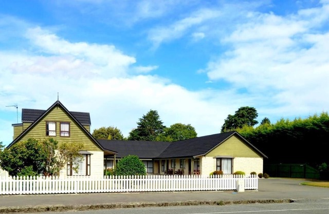 Academy Lodge Motel