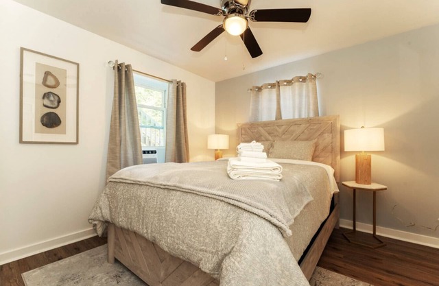 Acadia Basecamp | Walk to Lobster House, Coffee, Bakery | 1 Gig Wifi (APT1)