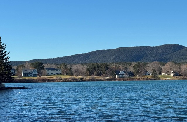 Acadia Waterfront 2bed/2bath, Private Acadia Waterfront 2 bedroom/2 bath