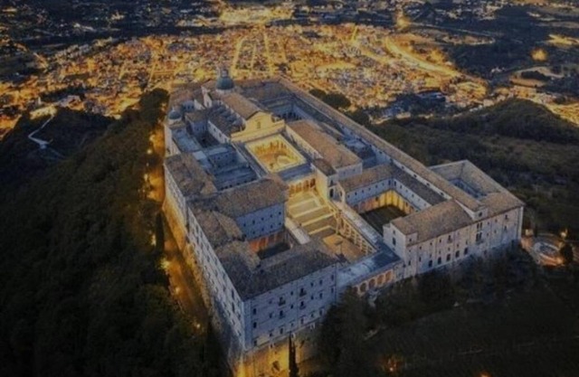 Accanto all'autostrada al centro tra Roma e Napoli