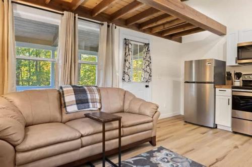 Accessible 1BR Cottage with Firepit Near Trails