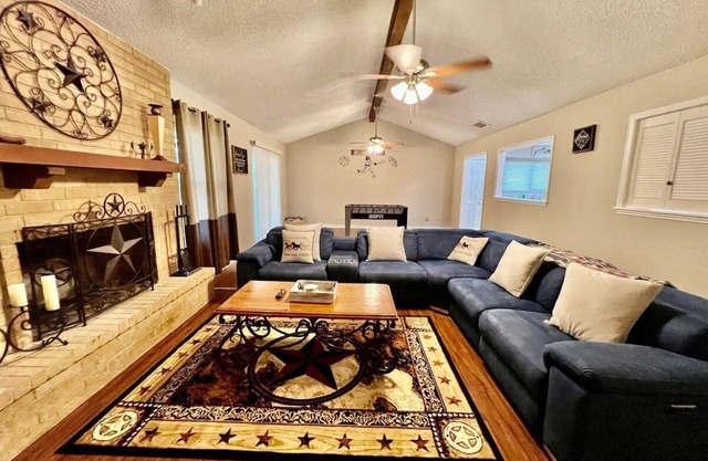 Accessible 3BR Northern Hills Insurance Housing Fast Wi-Fi W/D Long Stay