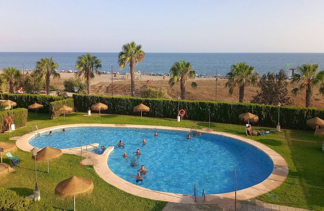 Apartamento vacacional accesible 'Victoria' con vistas al mar, piscina y Wi-Fi