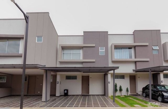 Alojamiento en Cariari: 2 habs, cocina, sala, jardín, BBQ y piscina en casa club. ¡Reserva ya!
