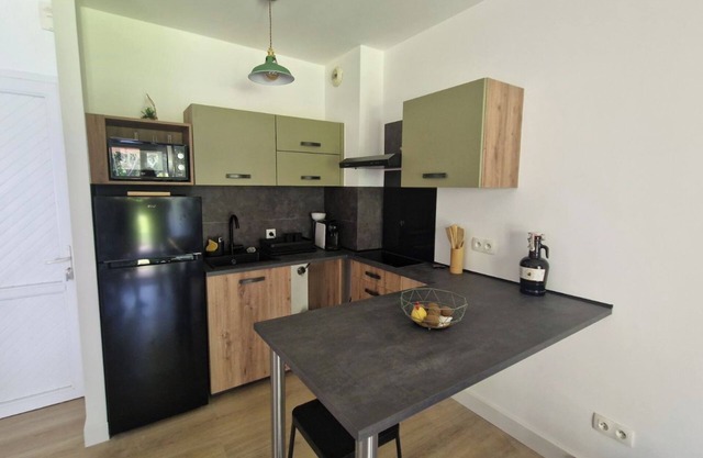 Accommodation in residence with swimming pool, beach 30m away