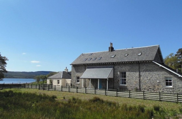 ACHAGLACHGACH STABLES, pet friendly, with open fire in Tarbert