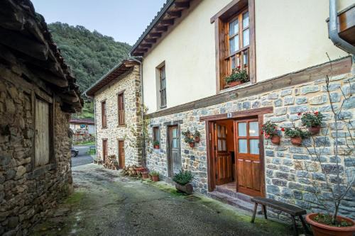 Acogedora Cabaña con Vistas a los Picos de Europa en Camaleño