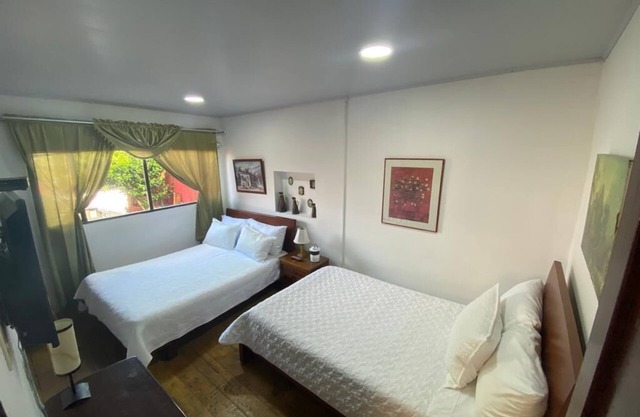 Acogedora casa, ubicada dentro del casco urbano, a 3 Km de La Cascada El Escobo.