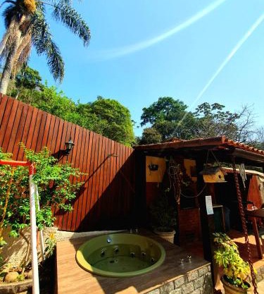 Aconchego de Itaipava - casa de 3 quartos, equipada, área kids, jacuzzi, pet friendly, churrasqueira, em meio a Natureza e próximo ao centro do bairro