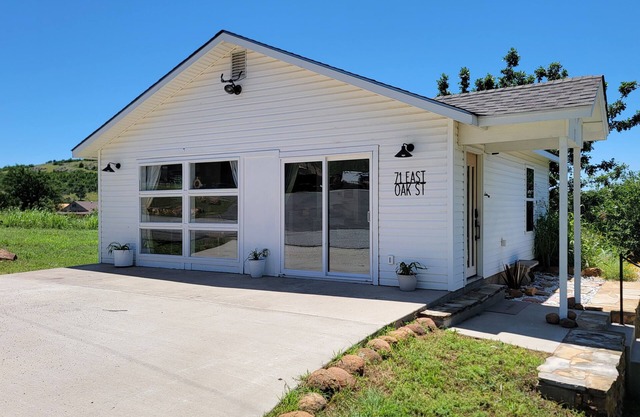 Acorn Cottage: bright luxury boho home with large outdoor fenced patio area!
