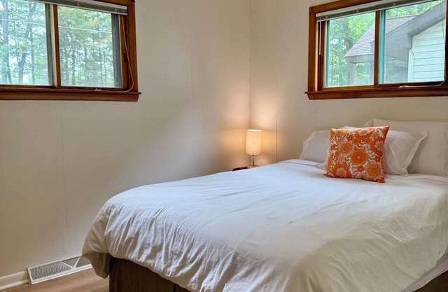 Acorn Cottage - lake view - pet friendly - wifi - a/c
