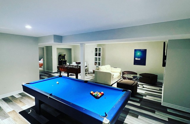 Acorn Hills-Stylish~Oak Forest~Private Beach~Bikes-games room