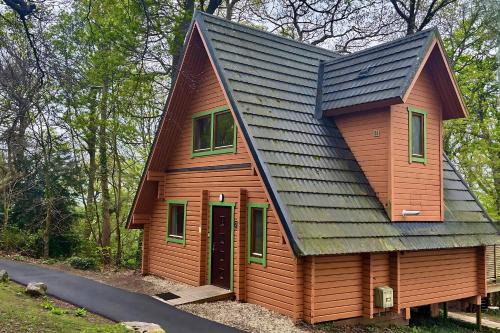 Acorn Lodge for Six with Hot Tub - Devon