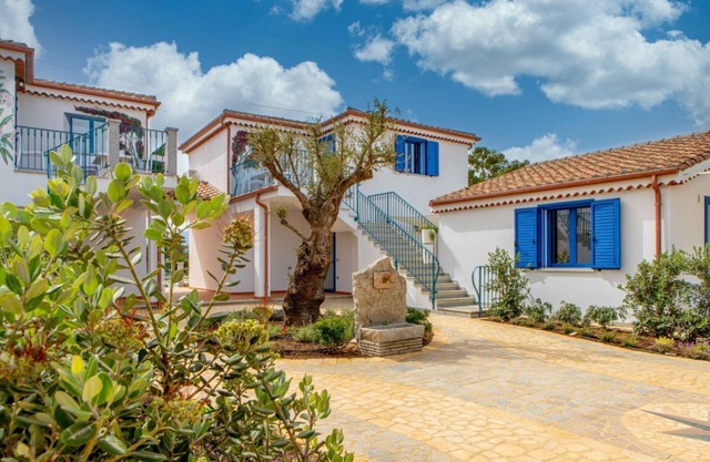 Acquamarina n.6 in residence with swimming pool just 50m from the sea.