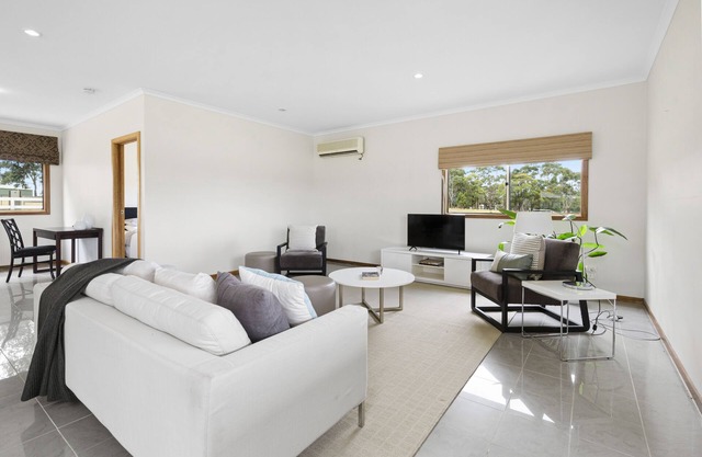 Acreage Farm Stay Cottage