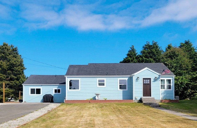 Acreage with sauna, hot tub, firepit, separate studio - beach nearby & dogs OK