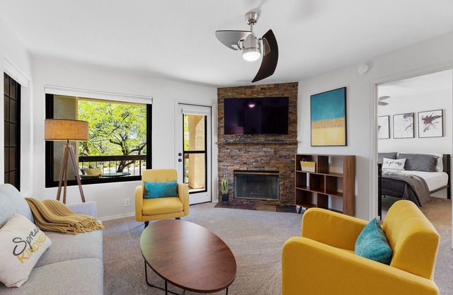 Across from Fountain, Hiking, Dining. Mountain VIEWS!