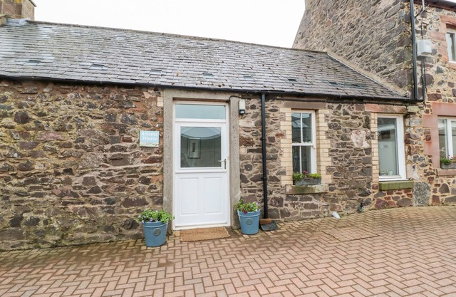 ADAMS HOUSE, pet friendly, with a garden in Coldingham