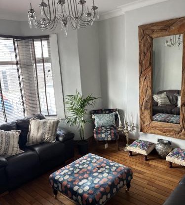 Adanhouse-stockland spacious 5 bedroom house sleeps 12 private garden