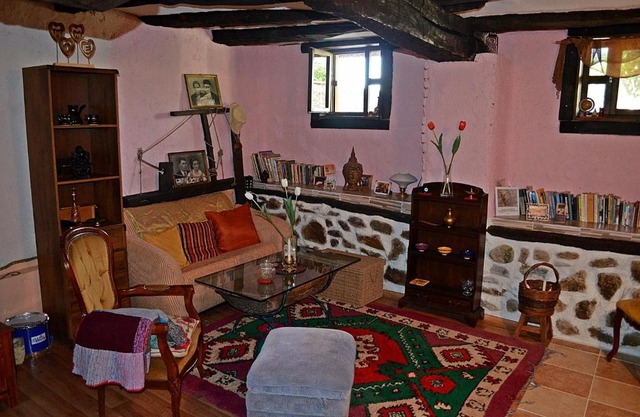 Adart Home, Stob Pyramids
