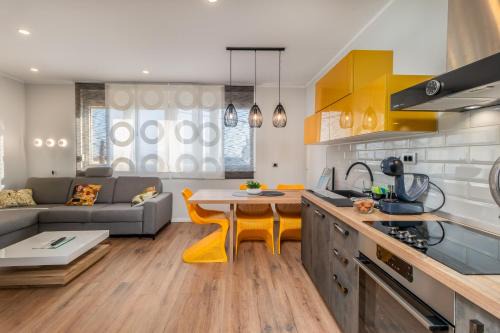 Adastra apartments with private parking and sea view