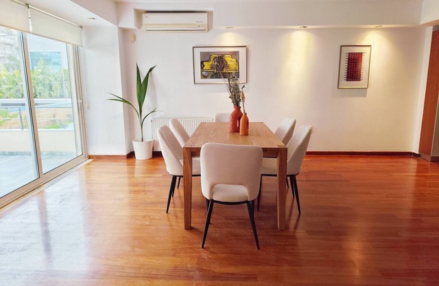 Villa Adelos II Glow – 5 habitaciones, 360 m², ascensor, azotea