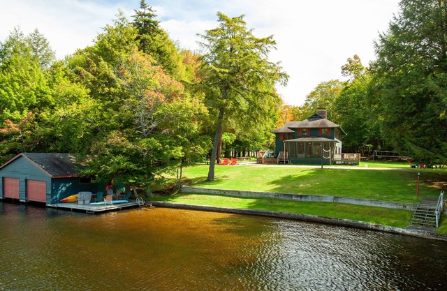 Adirondack 6 BR / 4B Waterfront w / Cancha de tenis, Sand VB Court & Dock / Boat House