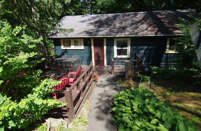 Adirondack Cabin at Cramer's Point Lake George w/ lake access sleeps 5-6