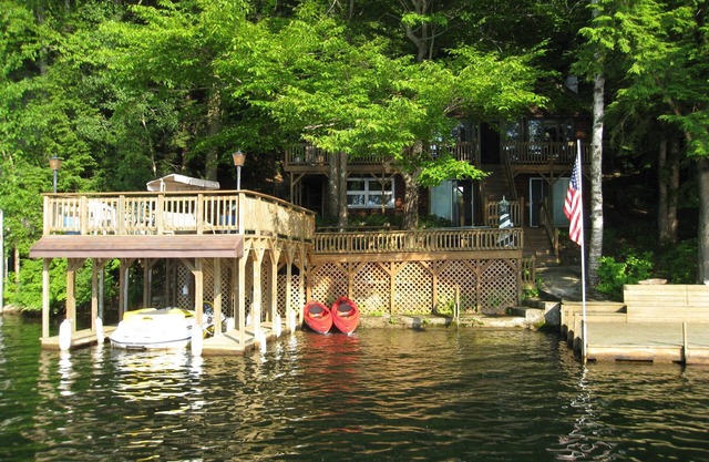 Adirondack Getaway a la derecha en Lake Hadlock con Lake George a solo 12 millas de distancia.