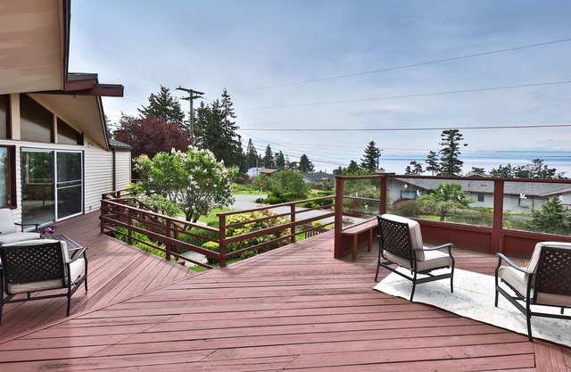 Admiral's Nest - dog-friendly home in Central Whidbey