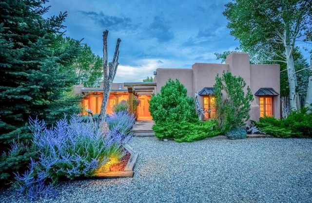 Adobe home 20 min to Taos Ski Valley, Mtn Views on 2 acres