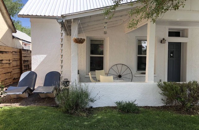 Adobe en ubicación privilegiada en el corazón de Marfa, Steamshower, Fantastic Porch