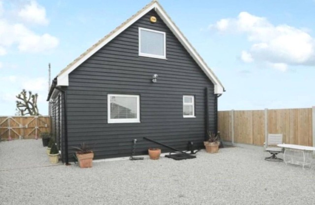Adorable 1 bedroom Cottage with free parking Sleeps 3 - 5 mins drive from beach!