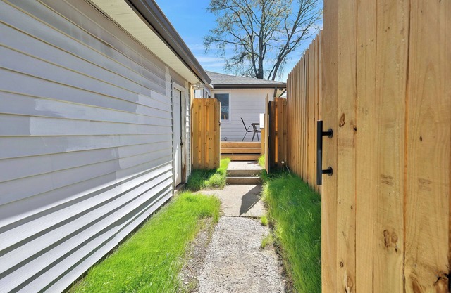 Charming 1-bedroom house with fenced yard in fabulous Nashville