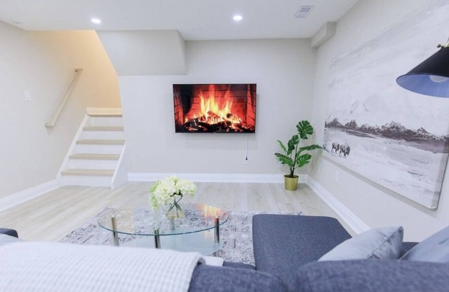 Adorable 1 bedroom suite in the beautiful Hamilton