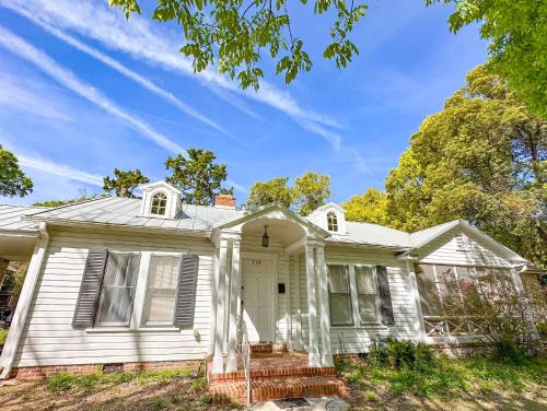 Adorable 1920s home near UF stadium sleeps 10