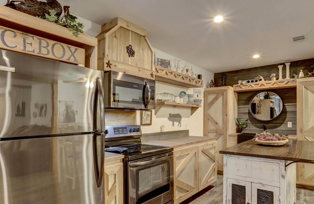 Adorable 2 Bedroom Barndominium