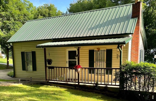 Adorable 2 Bedroom Cottage 3 blocks from downtown square