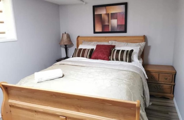 Adorable 2-Bedroom Suite, Free Parking, 5mins to downtown, 20mins to Airport.