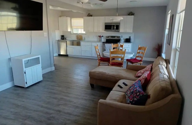 Adorable 2-bedroom guesthouse with patio