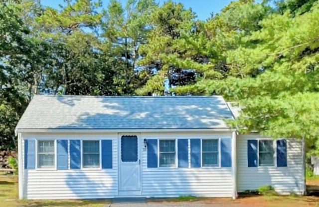 Adorable 2BD Cottage--A/C, Firepit & Outdoor Shower, Just .4 mi to Earle Road Beach!