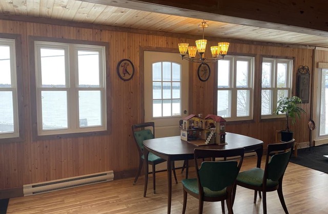 Adorable 3-bedroom cottage with river & forest...!
