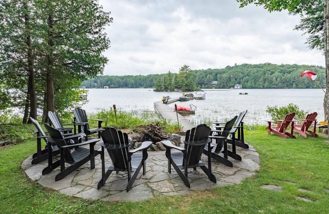 Adorable 3Bed, 2Bath Cottage and Garage Lounge! Grassy Lawns! Kayaks!