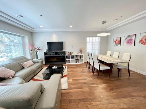 Adorable 4B House-Vancouver West Free Parking