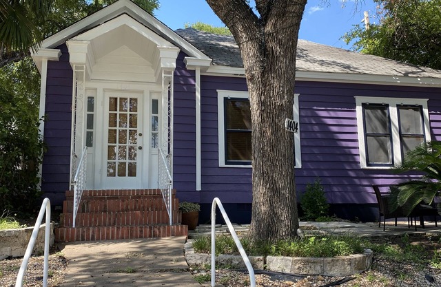 ¡NUEVO LISTADO! Adorable 6th Street Bungalow