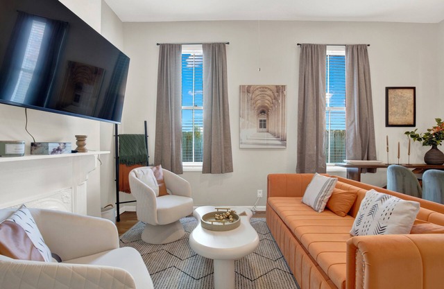 Adorable Apartment on Crawford Square in Downtown