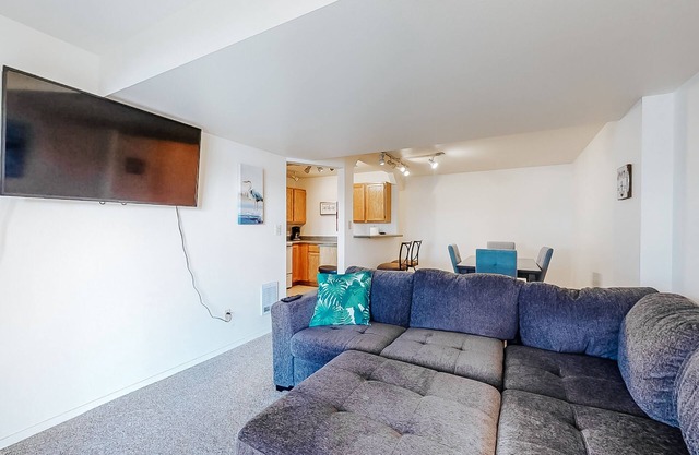 Adorable bayfront getaway w/ a full kitchen, free WiFi, & beach access