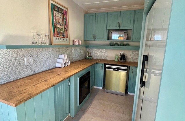 Adorable Beach cottage in Noordhoek within walking distance of beaches and bars